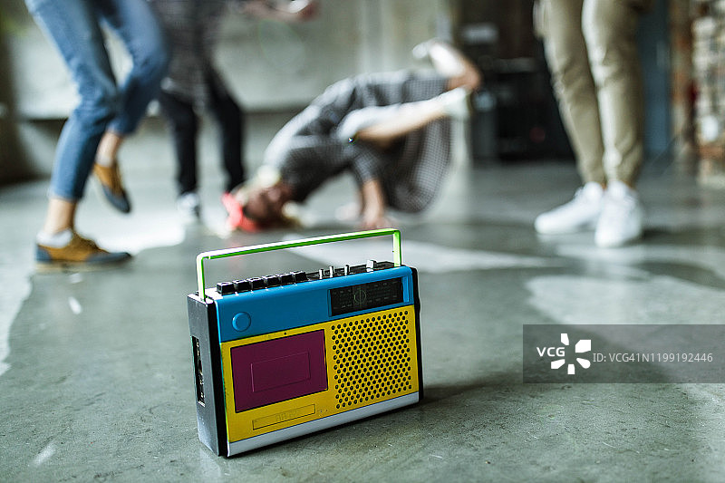 聚会上老式收音机的特写图片素材