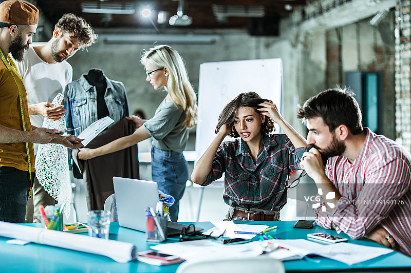 服装设计工作室的工作日图片素材
