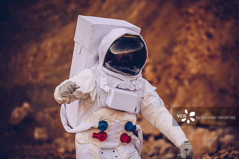 宇航员独自在火星上探索图片素材