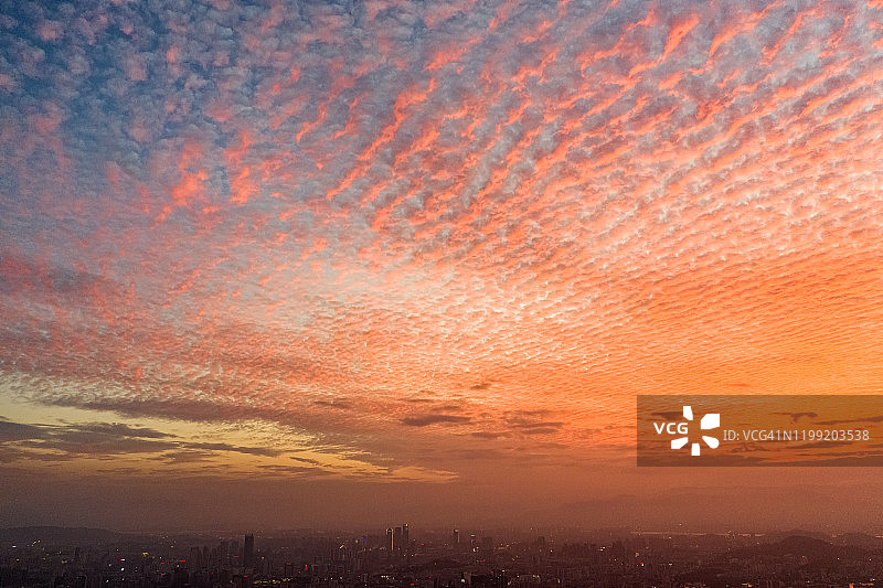晴朗天空中的火烧云图片素材
