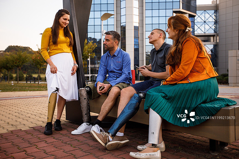 四位安装假肢的朋友分享个人经历全身照图片素材