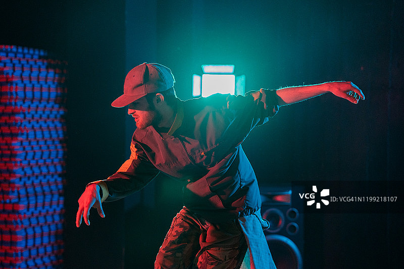 在工作室跳现代舞的男人图片素材