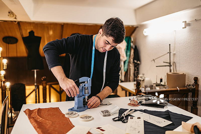 时装设计师在工作室工作图片素材