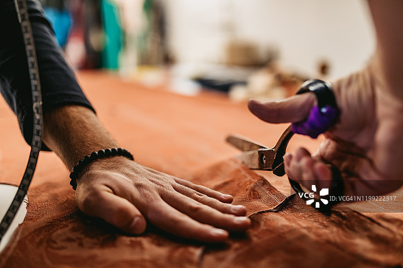 男时装设计师在工作室工作图片素材