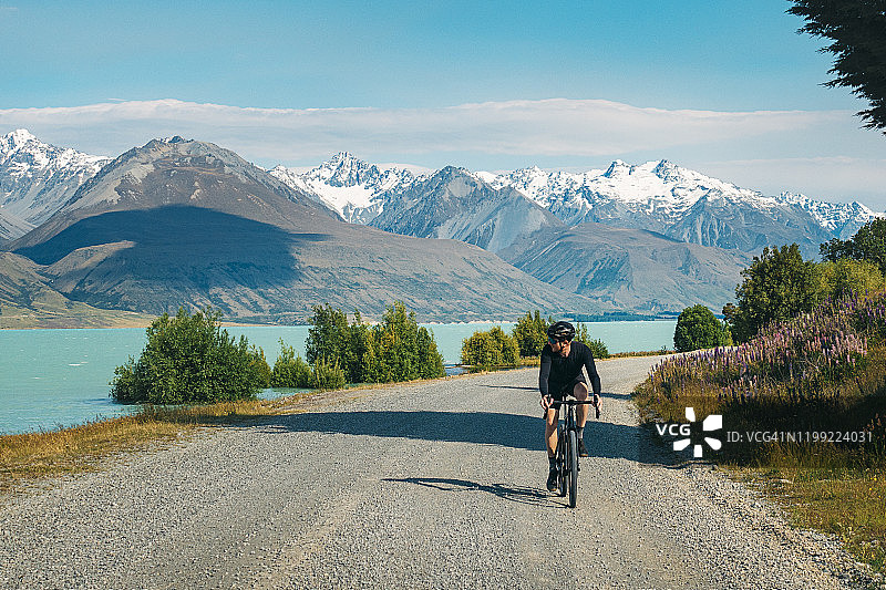 普卡基湖畔砂石路上的骑行者图片素材