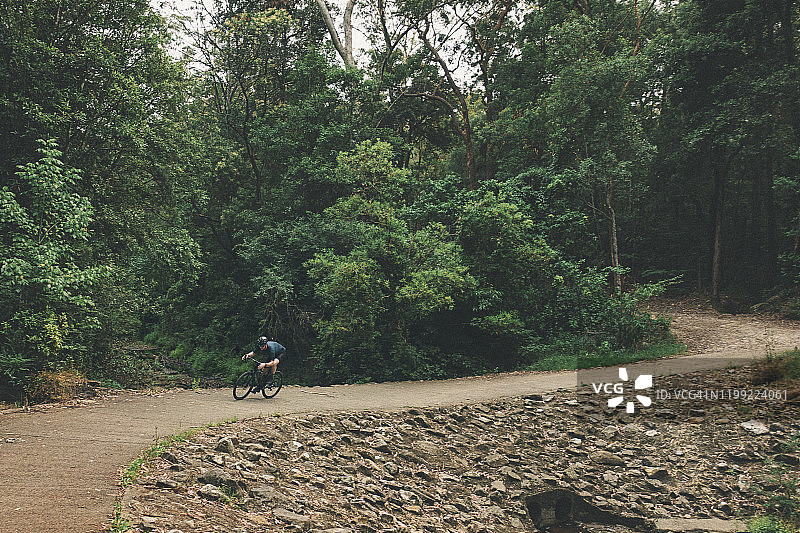 悉尼郊外自然小径上的骑行者图片素材