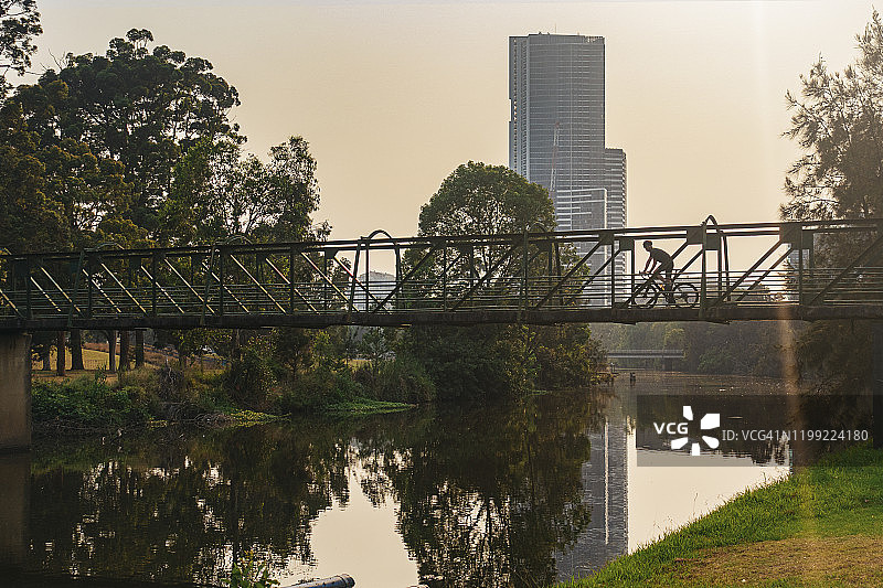 帕拉马塔大桥上的骑行者图片素材