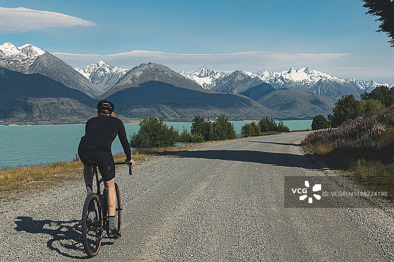 普卡基湖畔砂石路上的骑行者图片素材