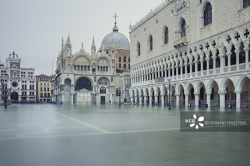 高潮后的圣马可广场水灾，周围是总督宫和圣马可大教堂，威尼斯，联合国教科文组织世界遗产，威尼托，意大利，欧洲图片素材