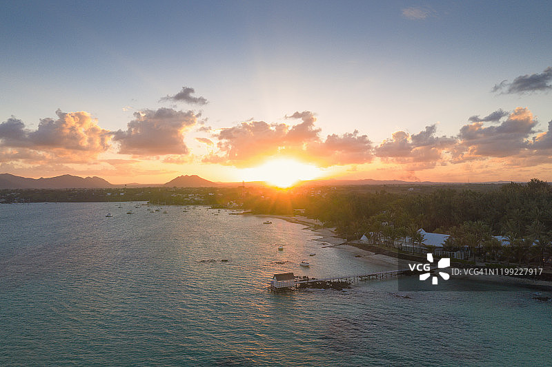 毛里求斯东海岸泻湖和码头的非洲日落航拍景色图片素材