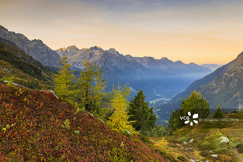 瑞士格劳宾登州秋日色彩图片素材