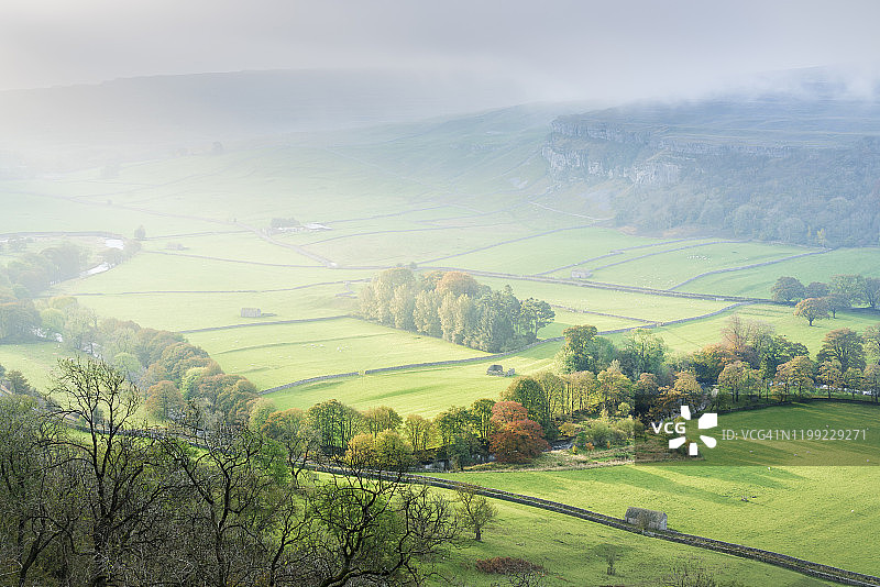 英国约克郡利托代尔阿恩克利夫村的黎明图片素材