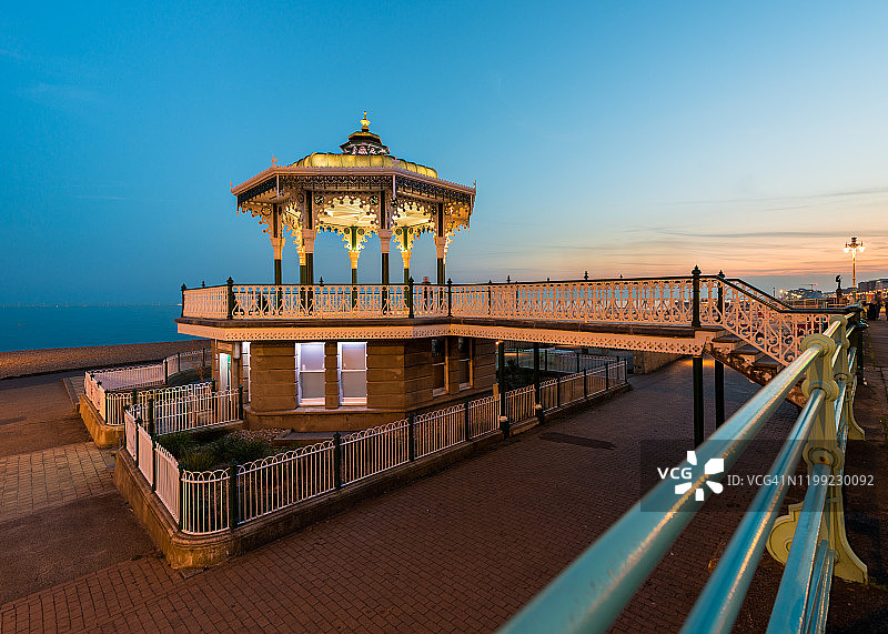 布莱顿海滨长廊和音乐台黄昏图片素材
