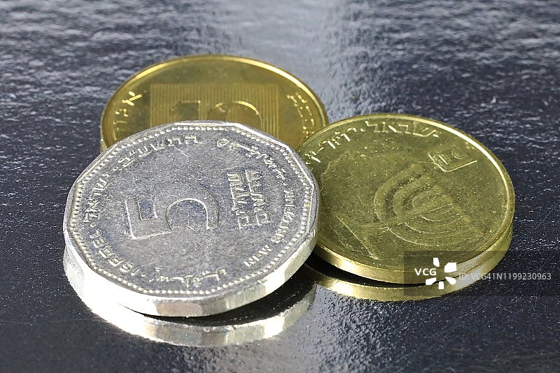 以色列货币：各种面额的谢克尔硬币图片素材