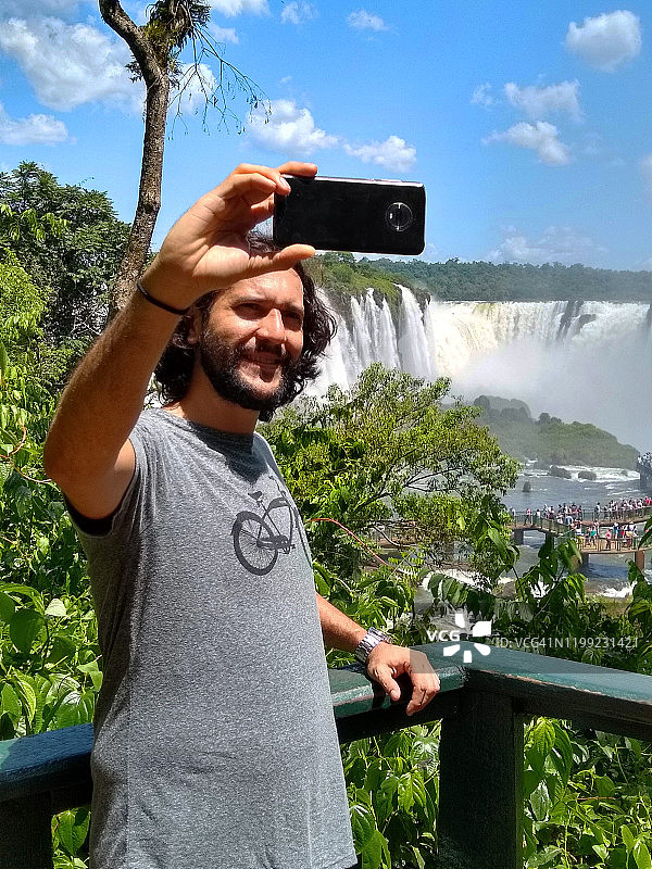 游客在巴西伊瓜苏瀑布自拍图片素材