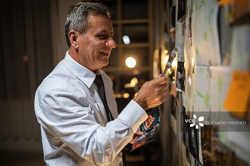 侦探很高兴在案件中找到了新线索图片素材