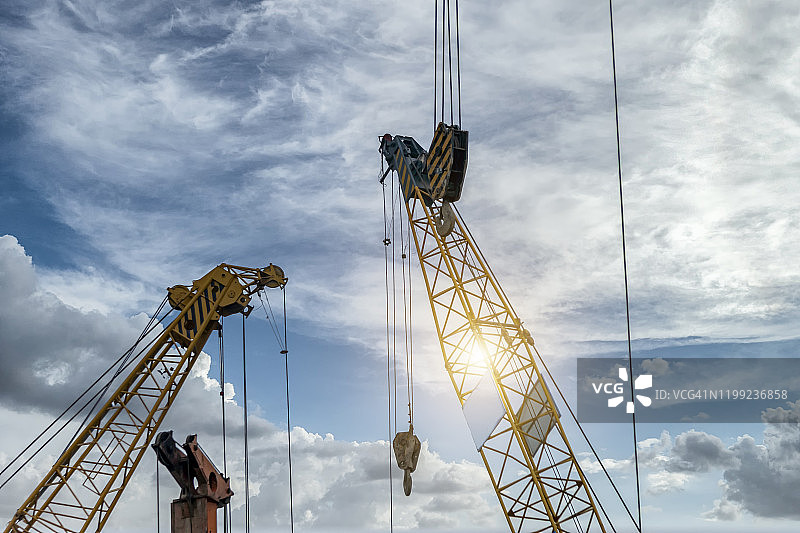 蓝天白云下的起重机图片素材