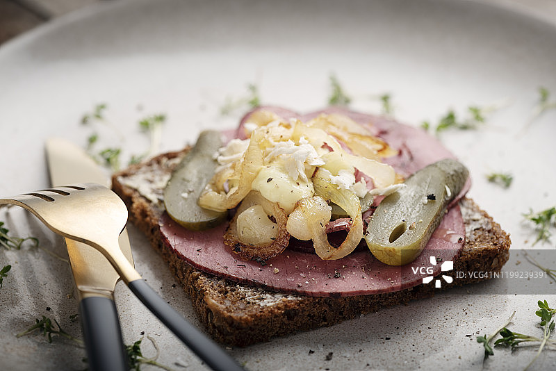 烤牛肉开放式三明治配辣根和洋葱图片素材