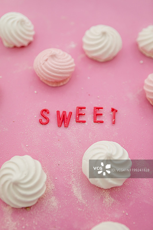粉色糖果背景上的“甜蜜”字样图片素材