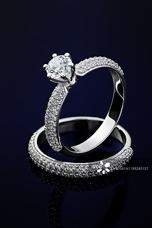 黑色背景上的女性婚礼钻石戒指图片素材