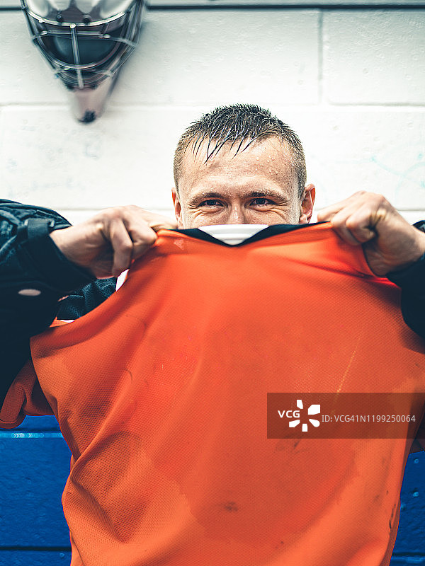 训练后的职业冰球守门员图片素材