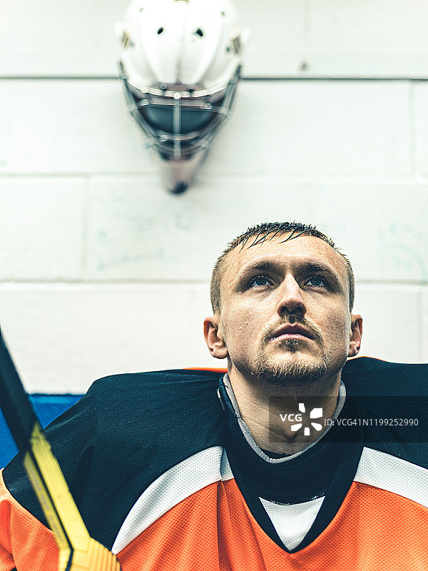 训练后的职业冰球守门员图片素材
