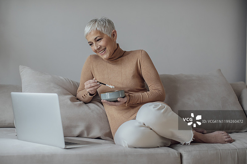 在家享用早餐的年长的白人妇女图片素材