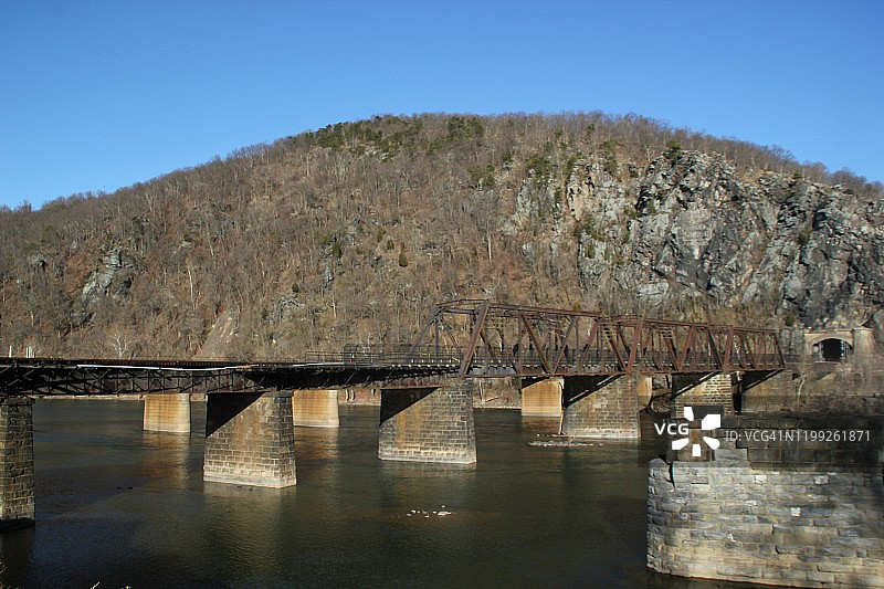西弗吉尼亚州哈珀斯费里的火车脱轨事故图片素材