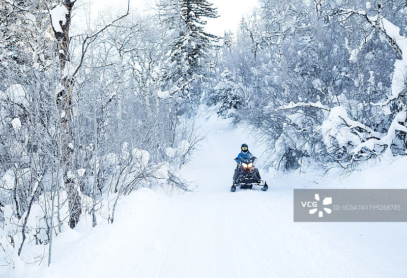 在科罗拉多州驾驶雪地摩托图片素材