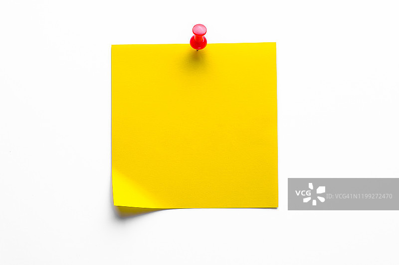 白色背景上的黄色便签纸，用于提醒信息，用纸夹固定，留有文字空间图片素材