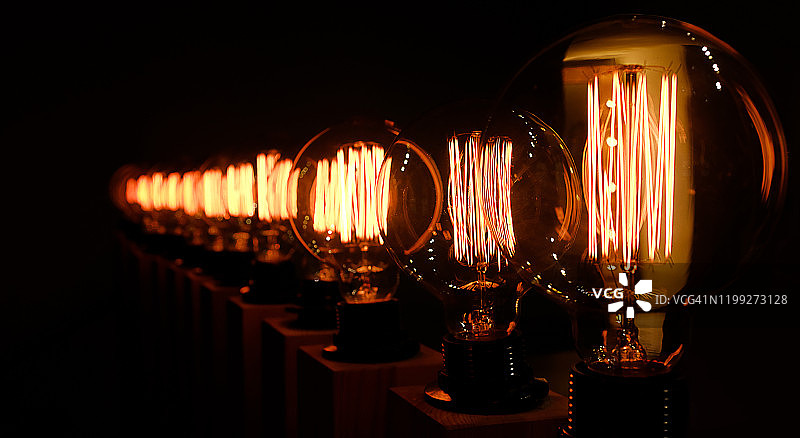 深色背景下的一排复古玻璃灯图片素材