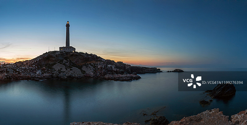 日落时分的灯塔与海湾（西班牙）图片素材