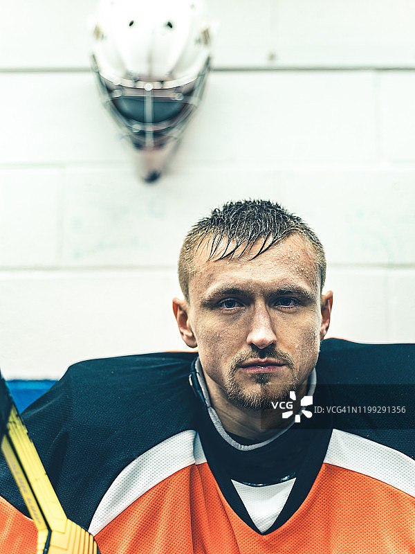 训练后的职业冰球守门员图片素材