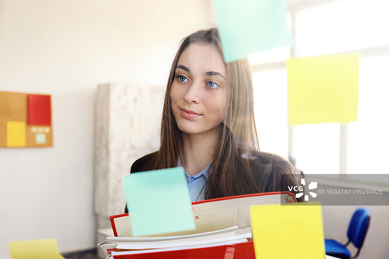 正在看便利贴的漂亮女商人图片素材
