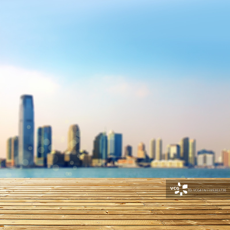 空木甲板和城市景观摩天大楼图片素材