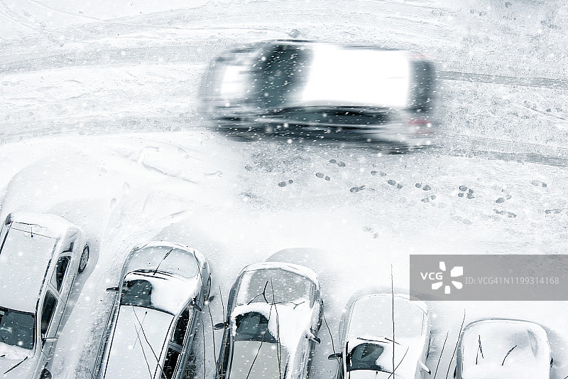 在下雪天驾驶图片素材