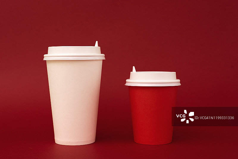 彩色纸背景上的外卖咖啡杯图片素材