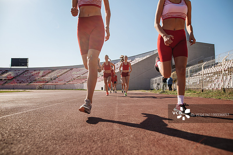 在体育场锻炼的青少年女跑步者图片素材
