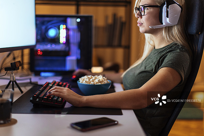 平静而专注图片素材