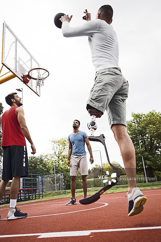 在篮球场上跳跃的假肢青年图片素材
