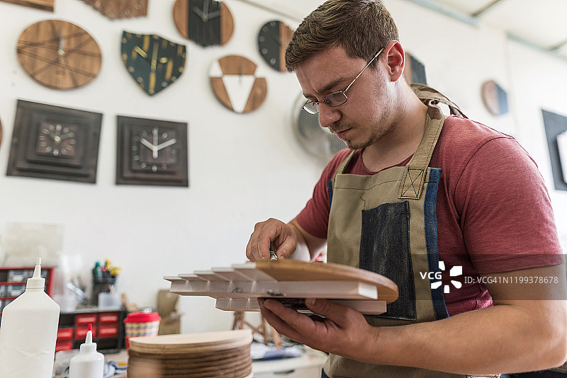 工匠制作木制挂钟图片素材