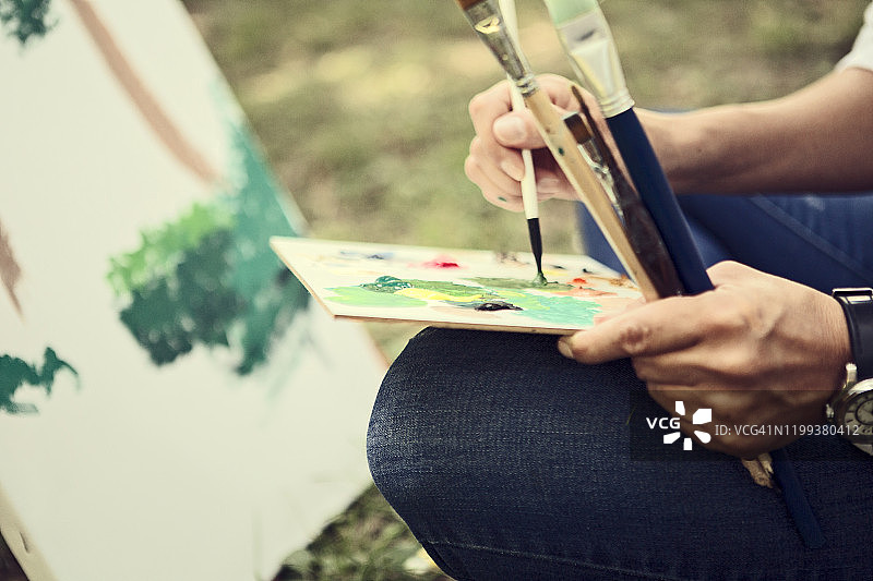 艺术家在户外调色创作绘画作品图片素材
