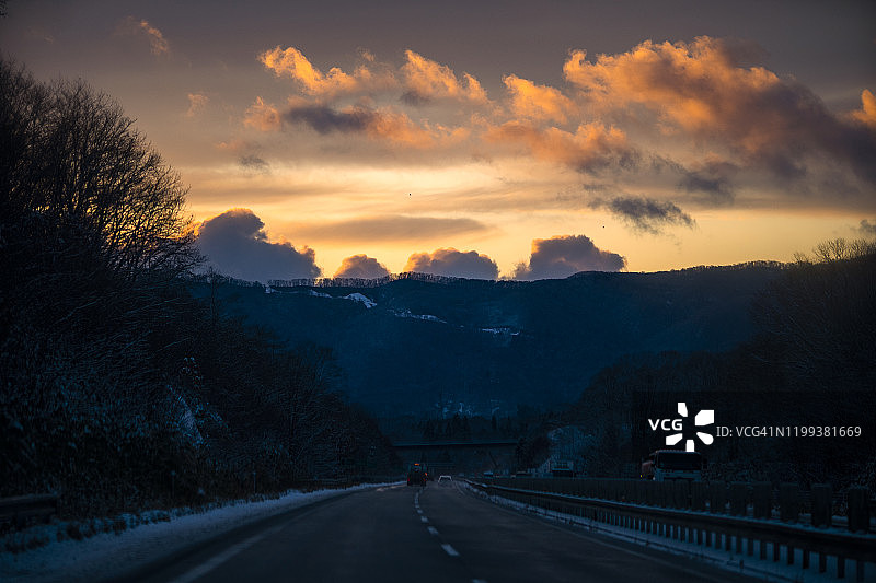 高速公路上的日落和黄昏图片素材