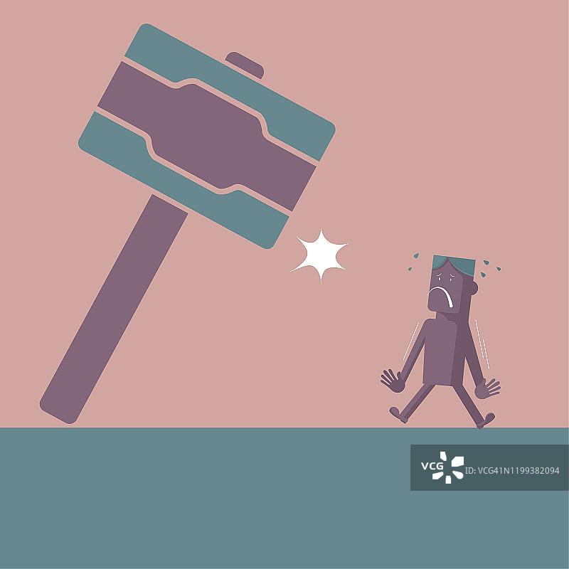 男人在铁锤前受到惊吓，棕色背景隔离图片素材