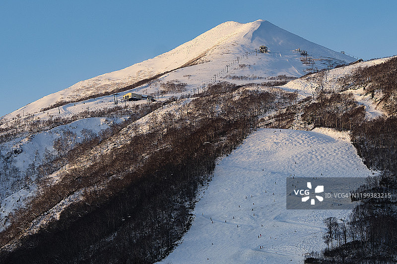 被白雪覆盖的羊蹄山和二世谷村庄景观（日本北海道，2020年）图片素材