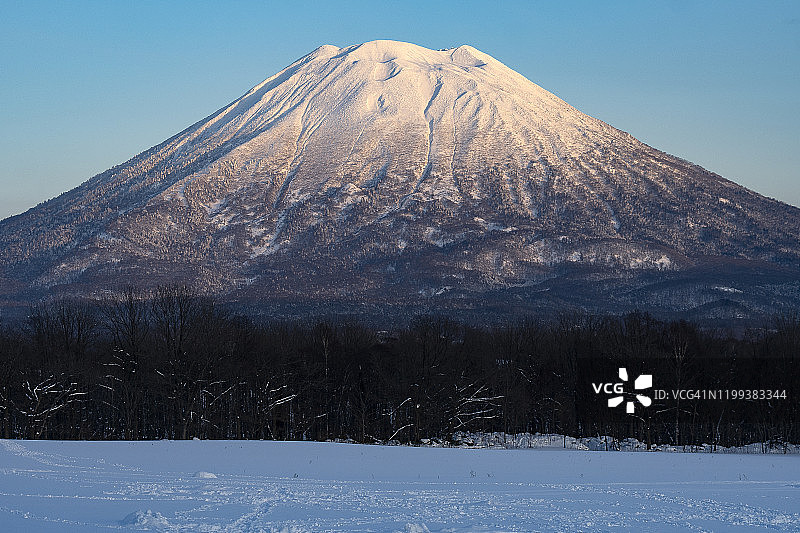 被白雪覆盖的羊蹄山和二世谷村庄景观（日本北海道，2020年）图片素材