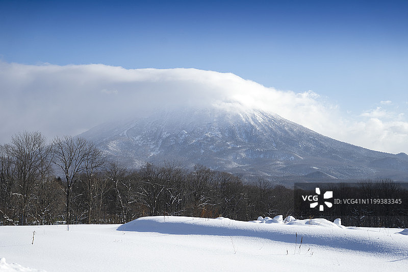 被白雪覆盖的羊蹄山和二世谷村庄景观（日本北海道，2020年）图片素材