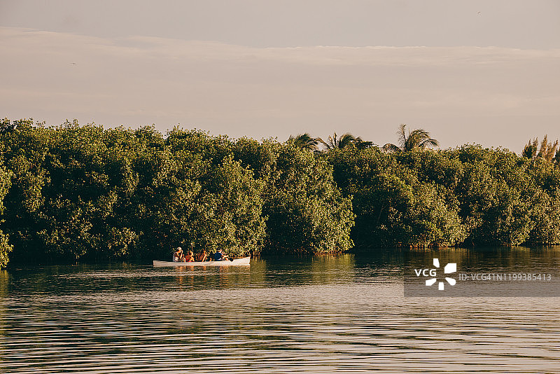 科尔克岛上的皮划艇爱好者图片素材