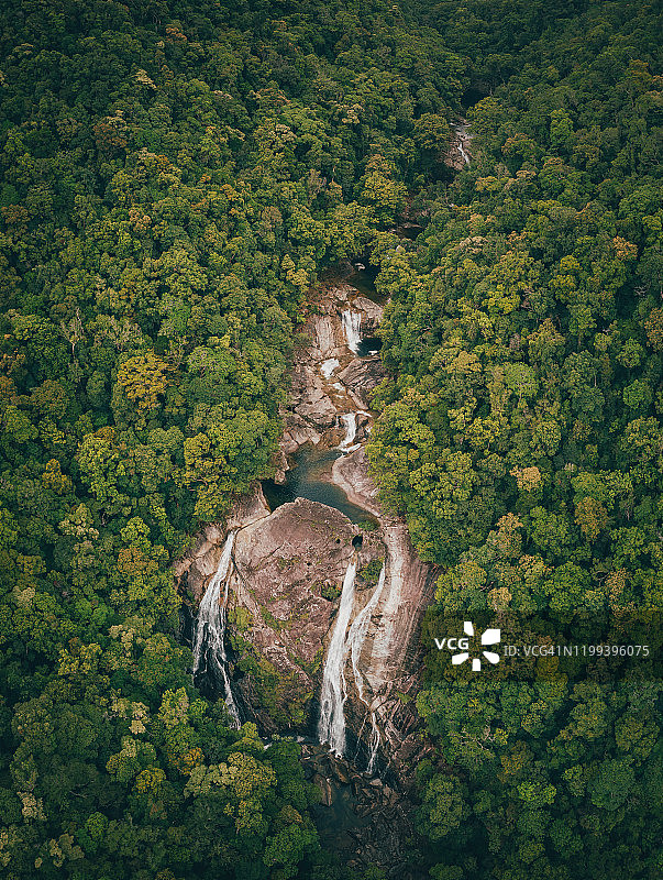 偏远瀑布的石堆图片素材