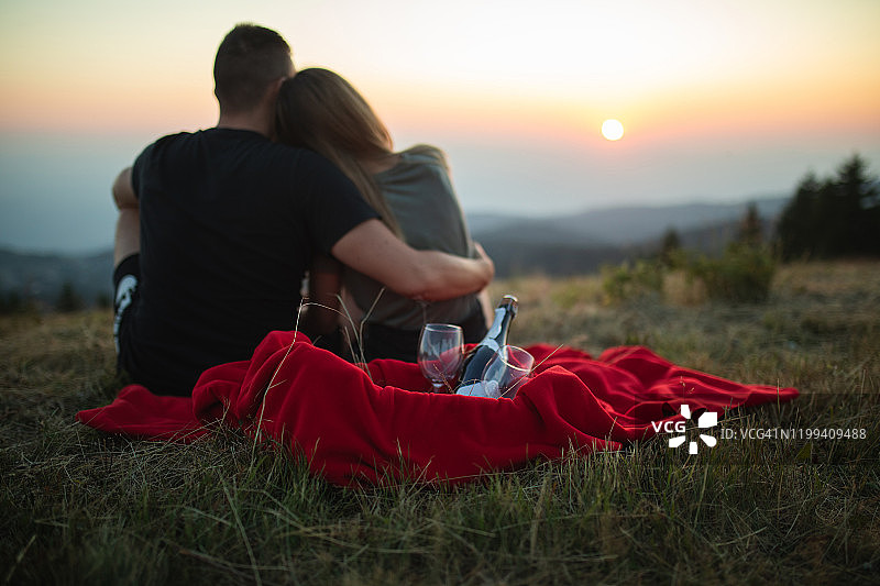情侣野餐欣赏日落图片素材